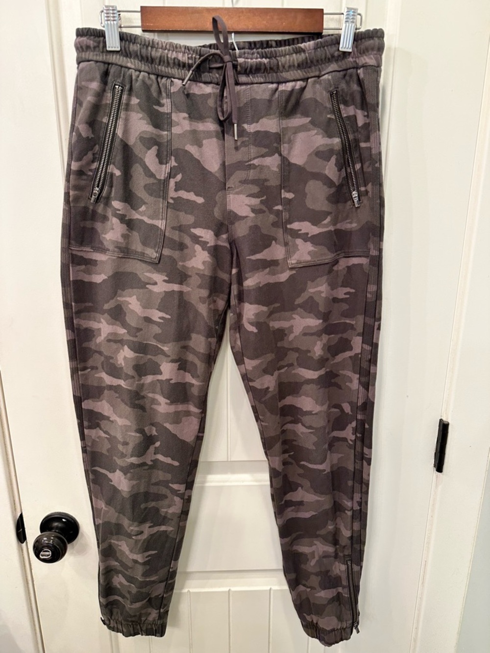 Athleta Farallon Camo Jogger Pants Size 8 Zip Pockets Ankle Zips Organic Cotton